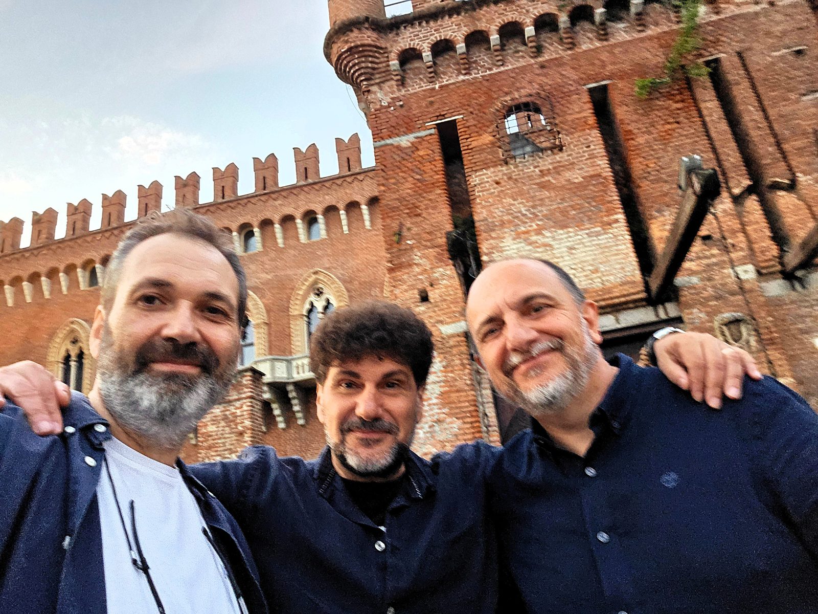 Amici, davanti al castello