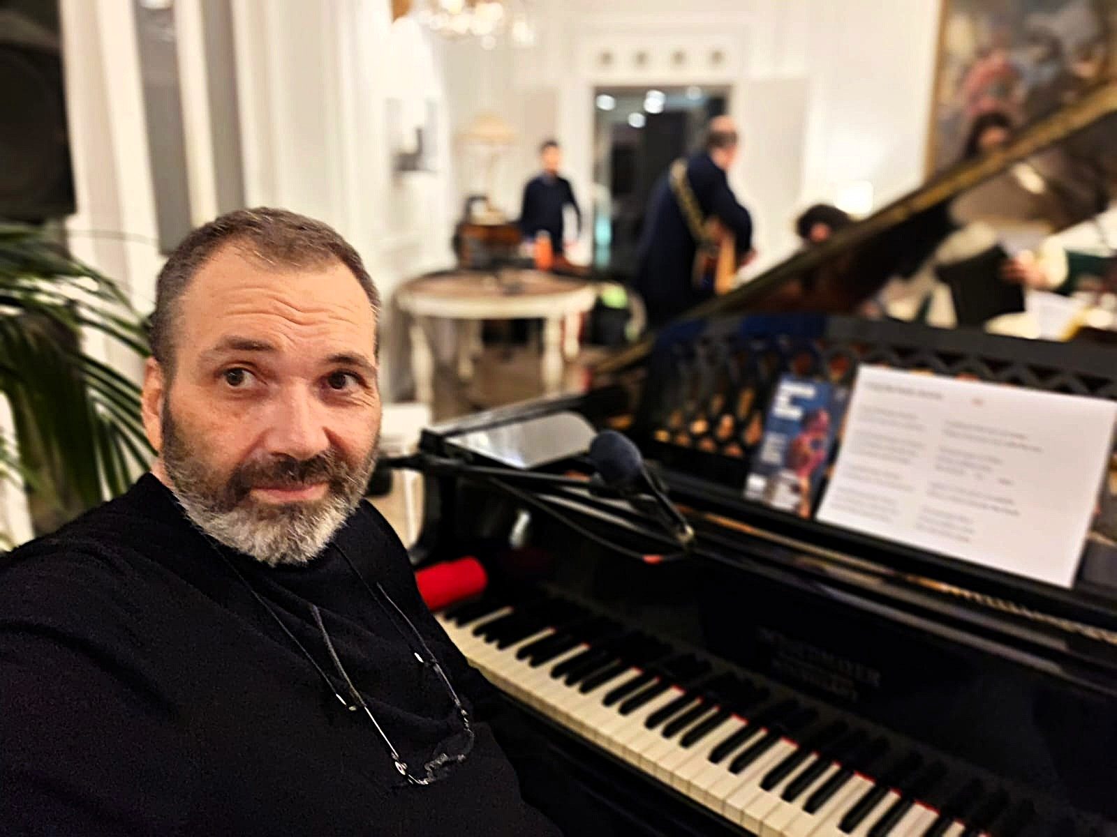 Al pianoforte a coda, prima dello spettacolo